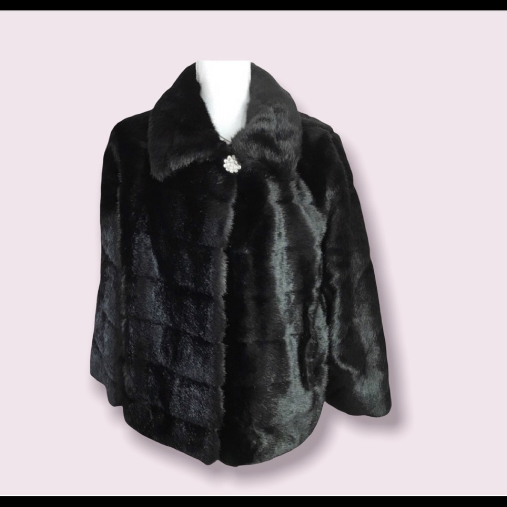 Gorgeous Dennis Basso Platinum Faux Fur 🖤